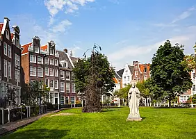 turistipercaso Cityscape,In,Begijnhof,,Amsterdam.,Begijnhof,Is,One,Of,The,Oldest