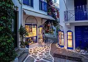 turistipercaso Beautiful old, narrow alley with cobblestone in Skiathos, Greece