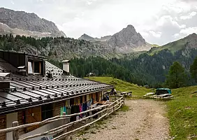 turistipercaso Alba,Di,Canazei,,Bolzano,,Italy,-,Aug,13,,2021:,Malga