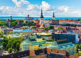 turistipercaso Scenic summer aerial view of the Old Town architecture in Tallinn, Estonia
