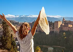 turistipercaso Happy,Woman,Travel,In,Spain,,Andalousia-,Granada,,Alhambra