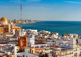 turistipercaso Aerial,Panoramic,View,Of,The,Old,City,Rooftops,And,Cathedral
