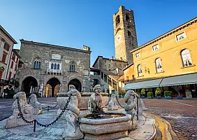 turistipercaso Piazza Vecchia in Bergamo Old town, Italy