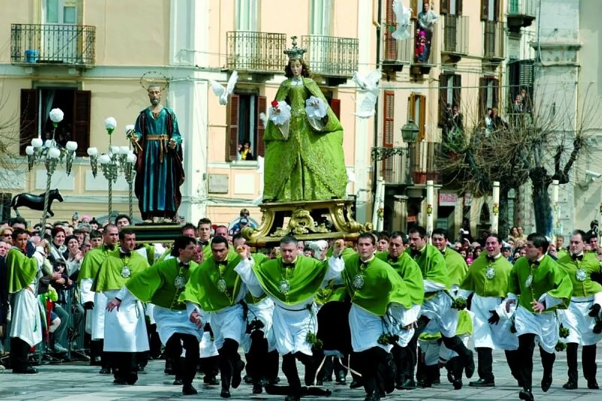 Canti, processioni e statue che scappano: la Pasqua in Abruzzo è all’insegna di 5 straordinarie tradizioni