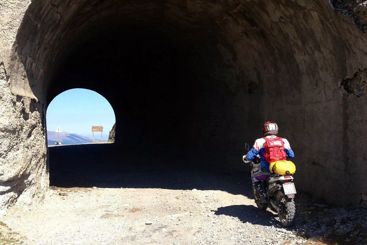 Tre amici,tre moto ,una tenda.....strade bianche...occasione per rivivere emozioni passate.