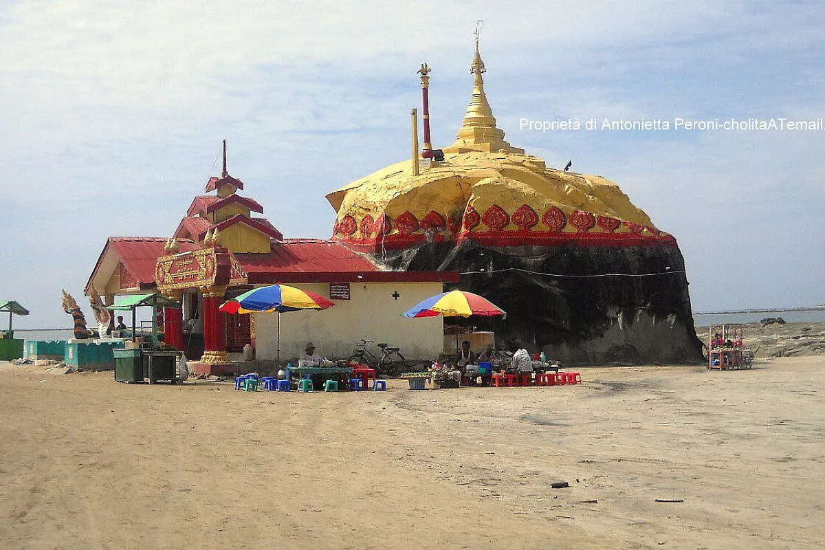 CHAUNG THA BEACH- PAGODA