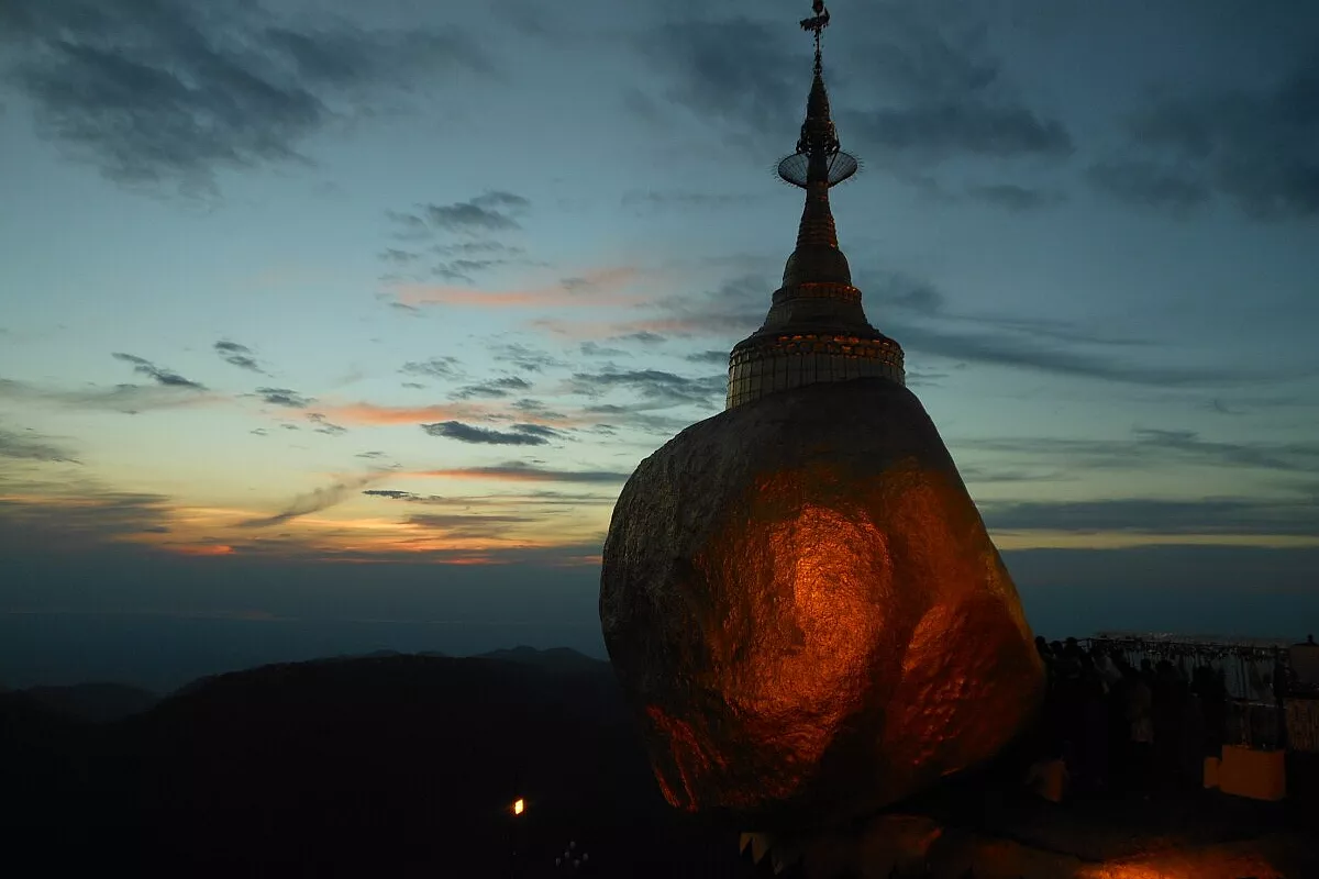 La roccia d'oro al tramonto