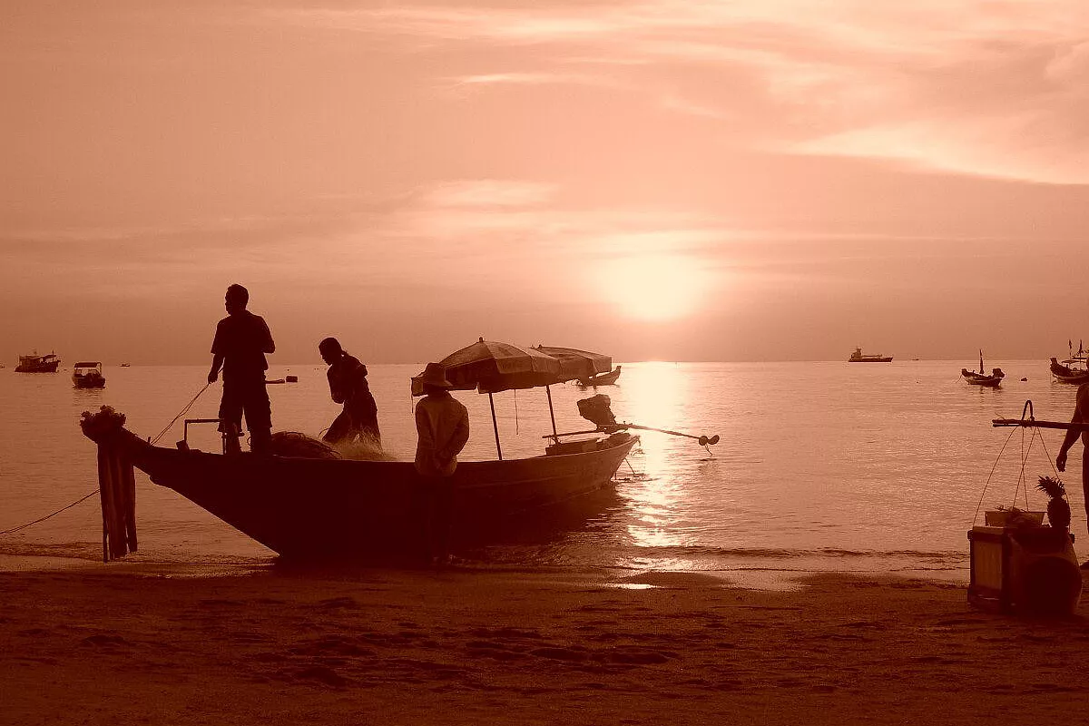 pescatori al tramonto a
