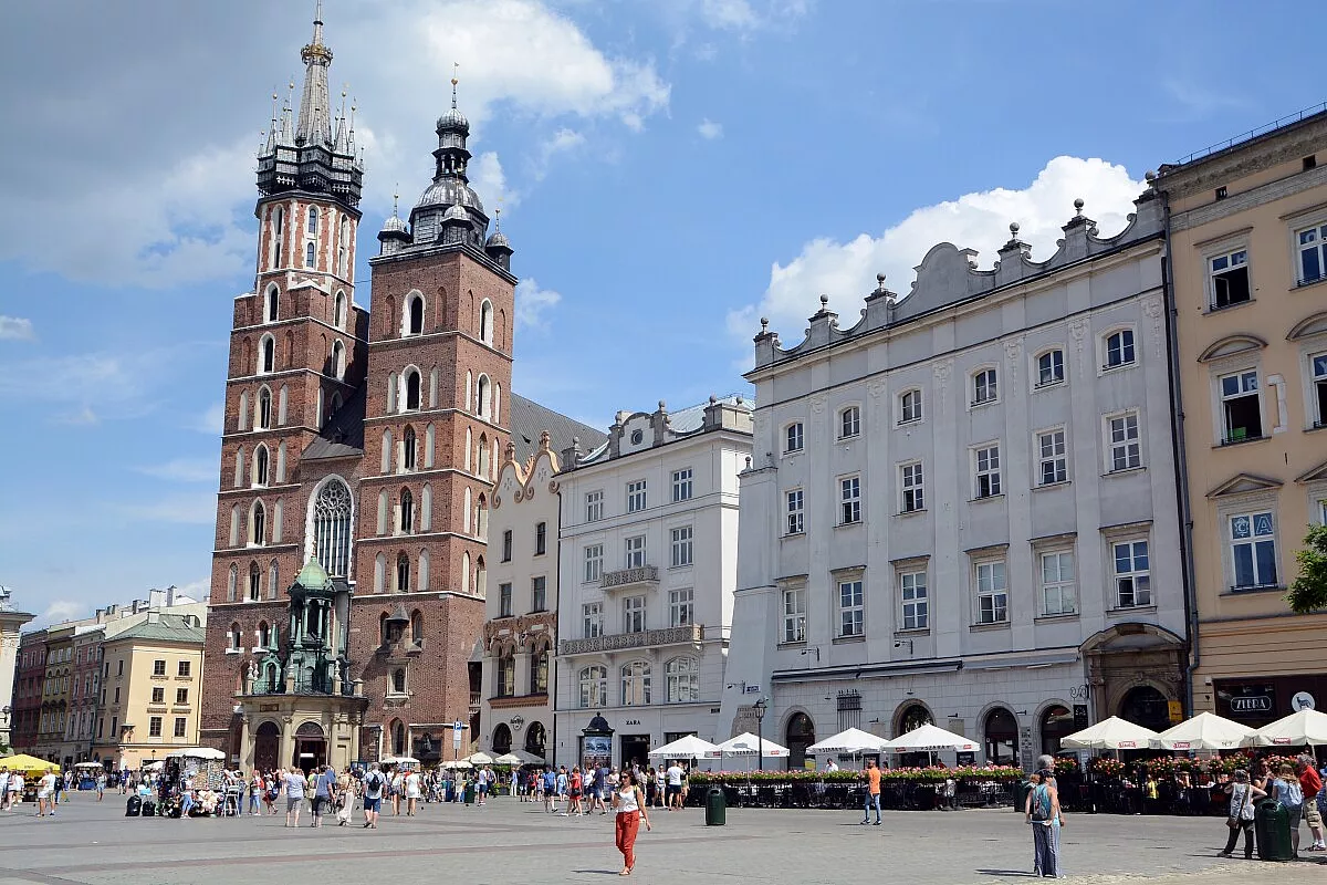 Cracovia: Scorcio del Rynek con la Chiesa di Santa Maria sullo sfondo
