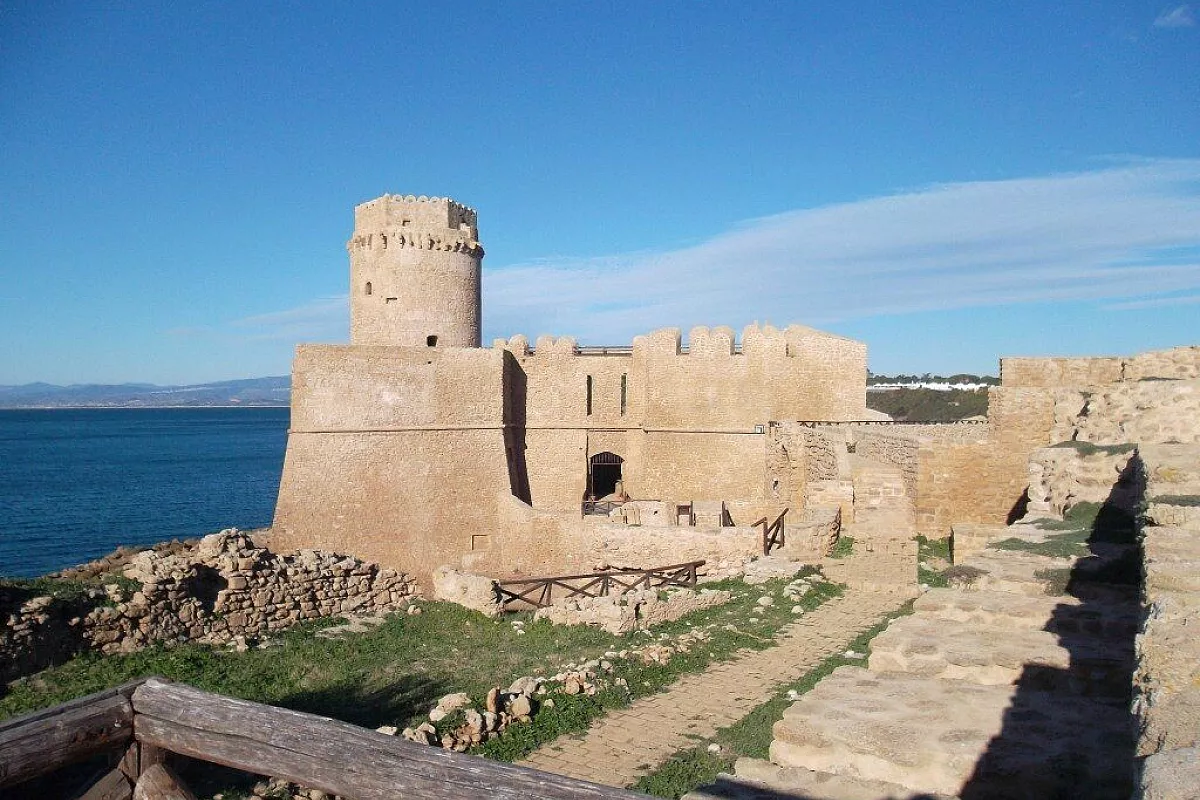 Le Castella: il torrione cilindrico del mastio domina il complesso fortificato. (Costa calabra in bicicletta)