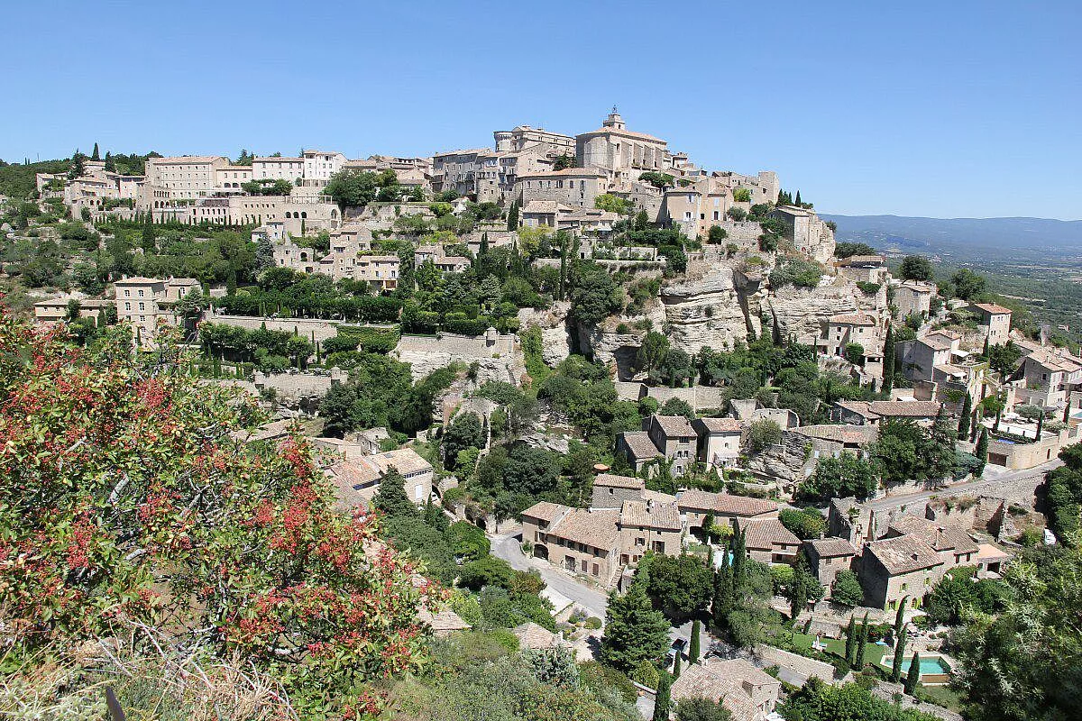 Il villaggio arroccato di Gordes nella cui piazza è stato girato il film Un'ottima annata