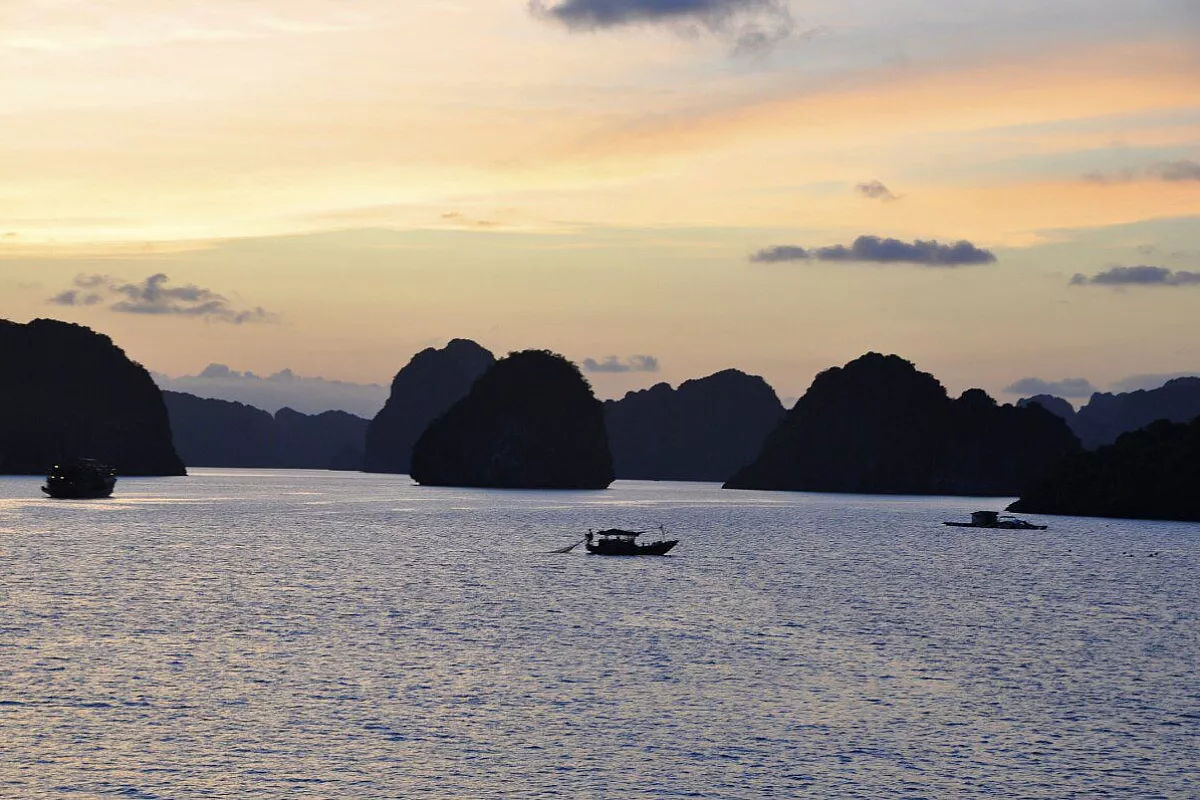 Tramonto sulla baia di Ha Long