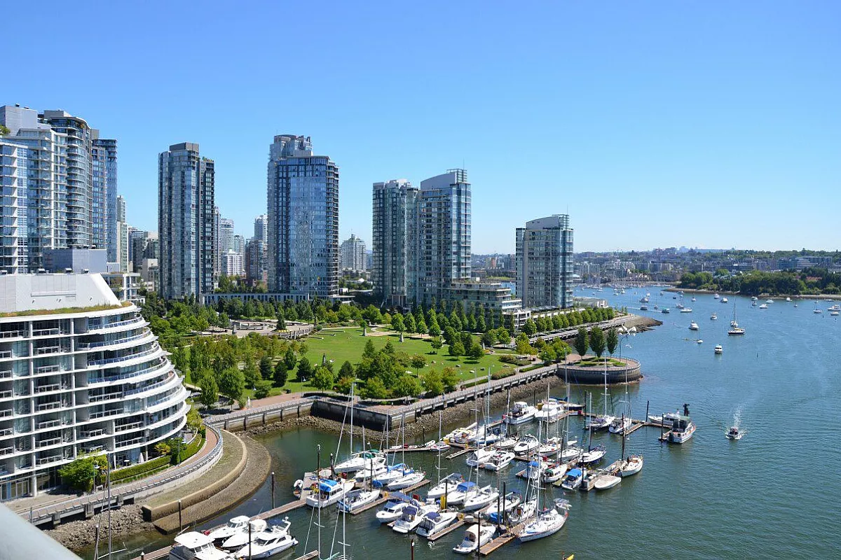 Veduta della baia di Vancouver dal Grenville bridge