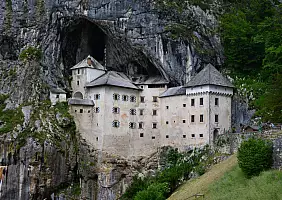 turistipercaso castello-di-prediama-e-sue-grotte-ae3y2