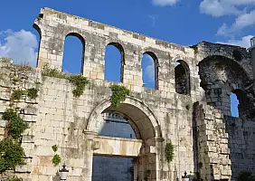 turistipercaso castello-di-prediama-e-sue-grotte-k7fv8