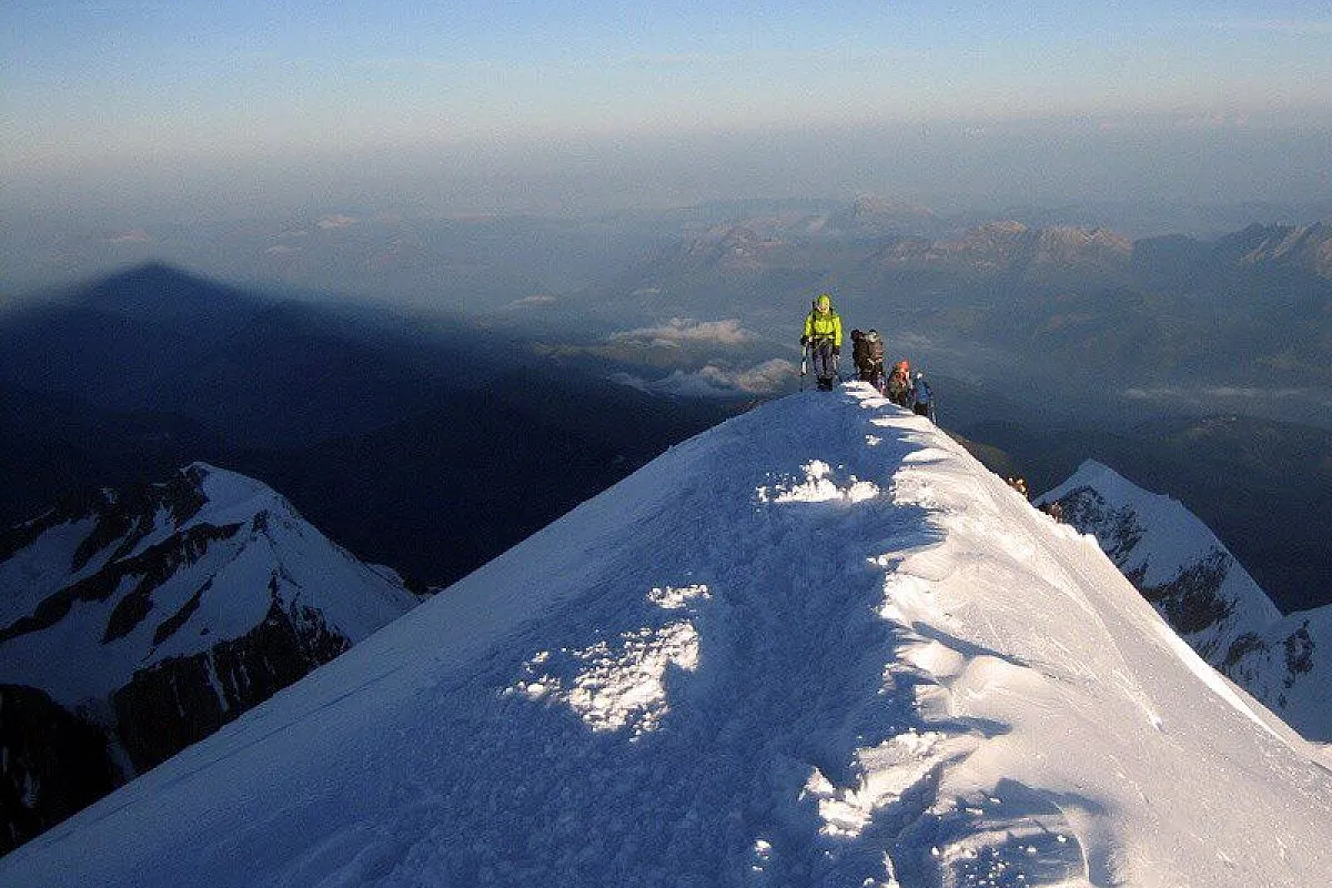 Dalla cima, l'ombra del Monte Bianco
