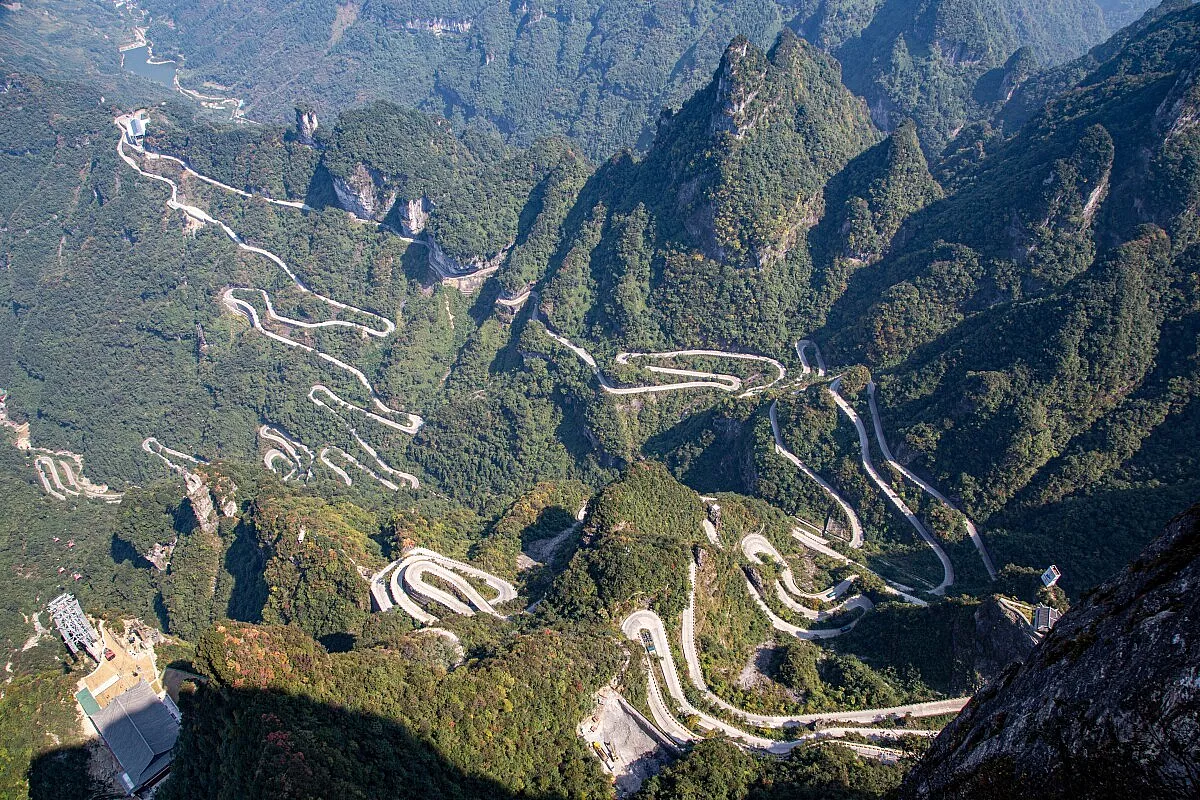 La strada dei 99 tornanti che sale sulla Tianmen Shan