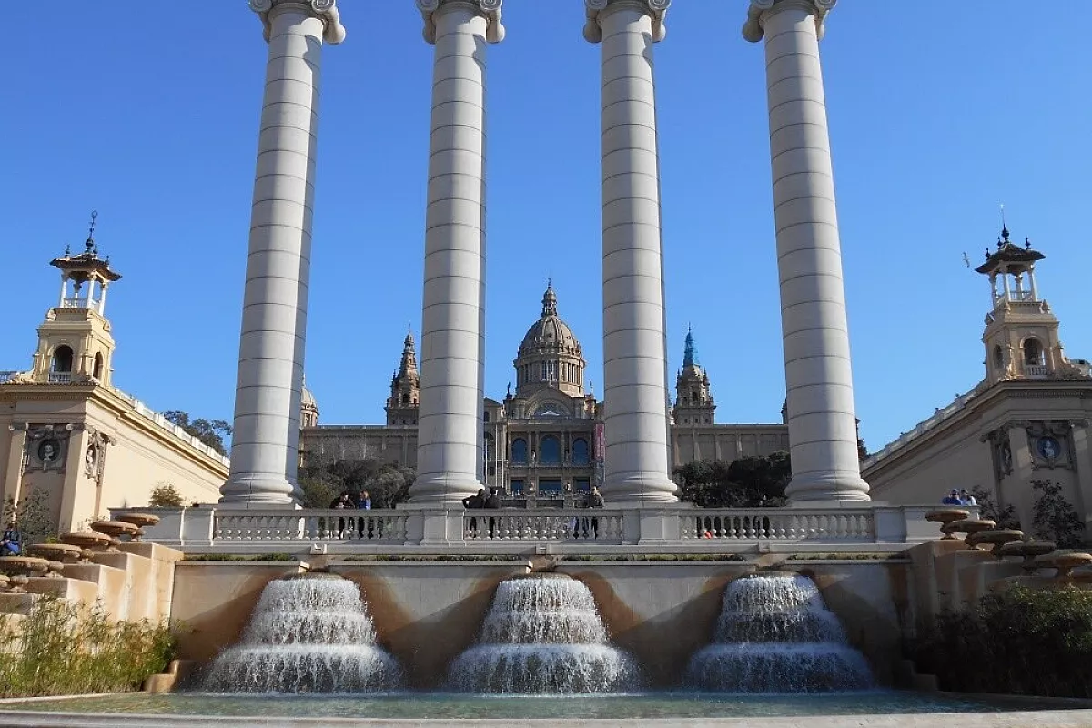 verso il Palazzo Nazionale sulla collina del Montjuic