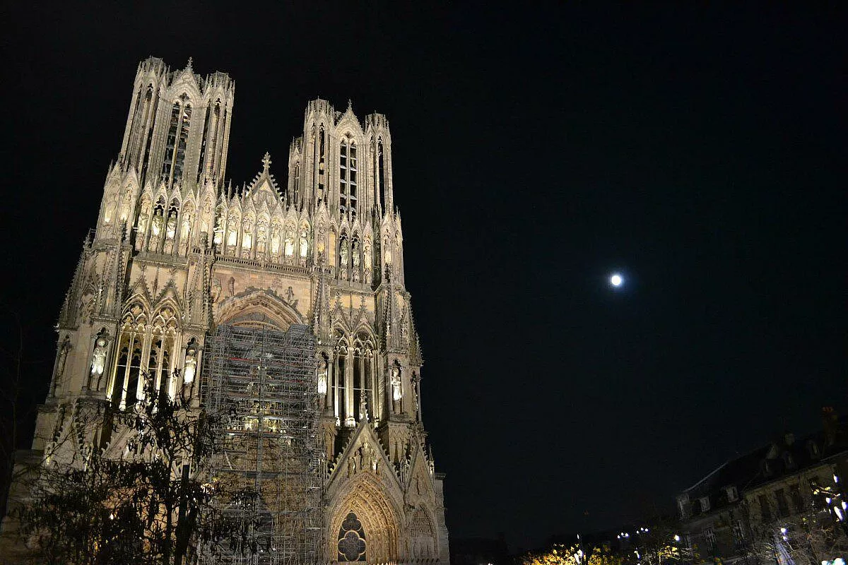 CATTEDRALE E LA LUNA