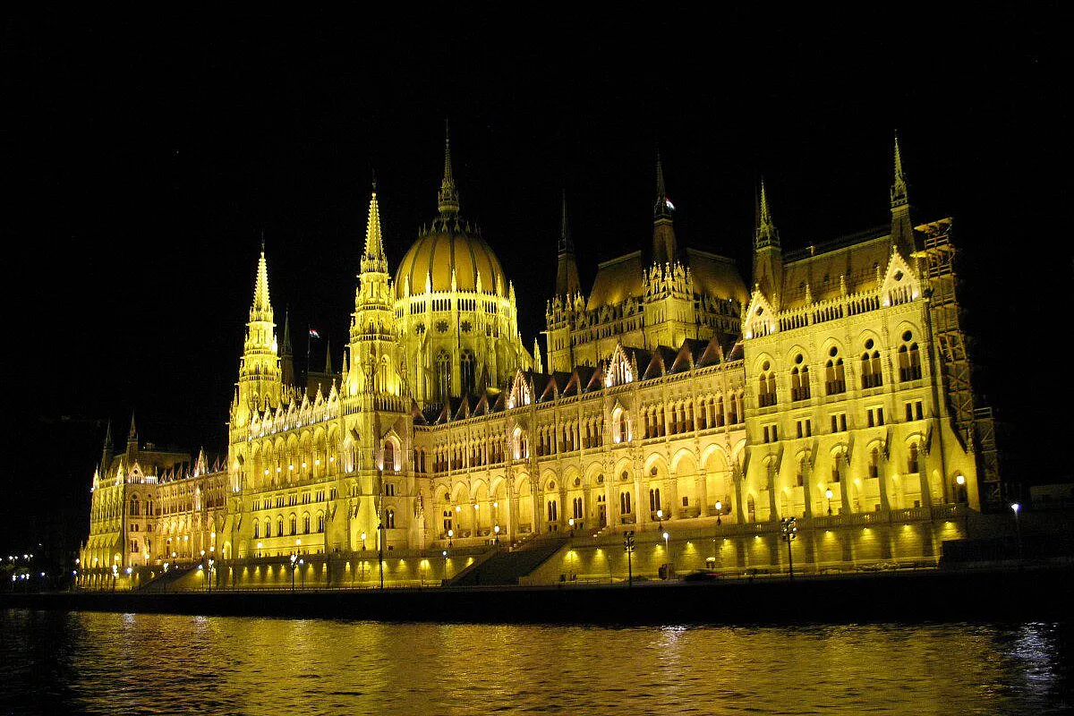 Budapest: il Parlamento by night