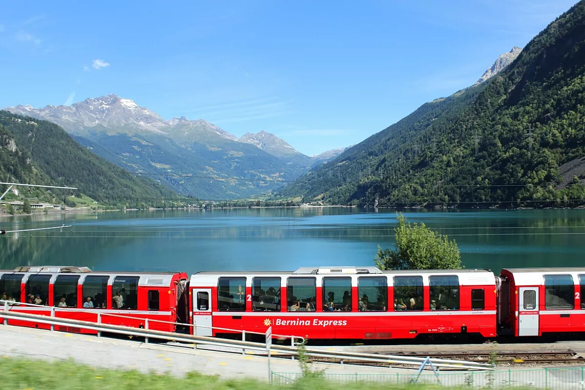Treno Bernina davanti al lago di Poschiavo