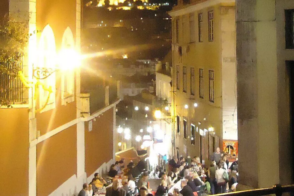 cena sulle scalinate di Lisbona