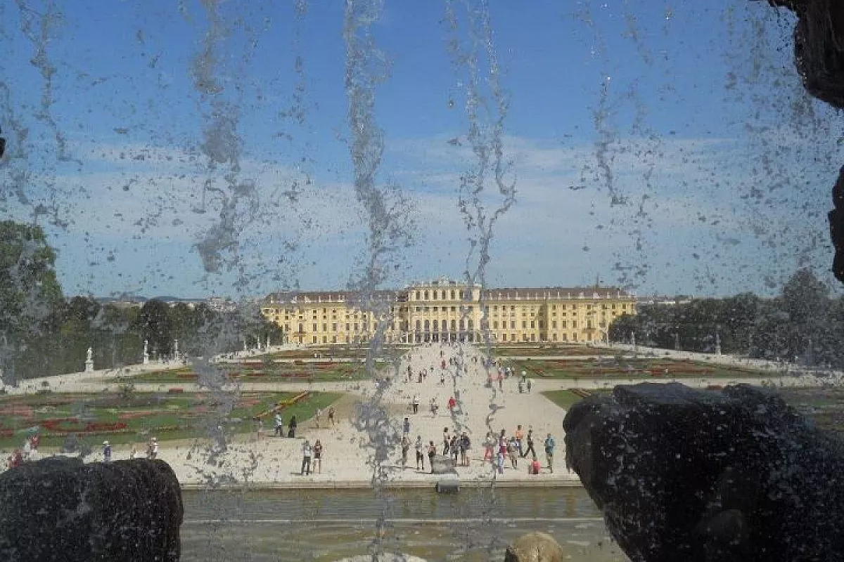 Il castello di Schönbrunn attraverso l'acqua