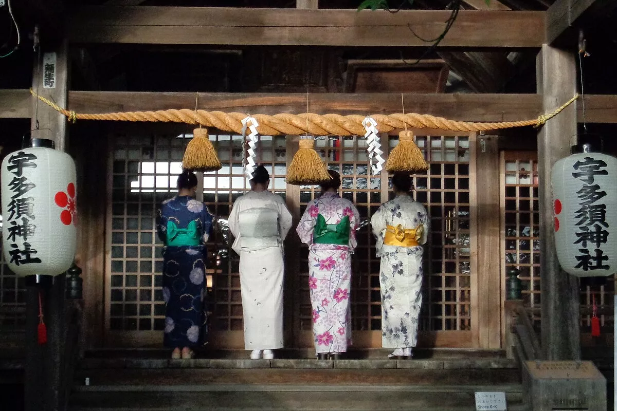 Donne in kimono al tempio