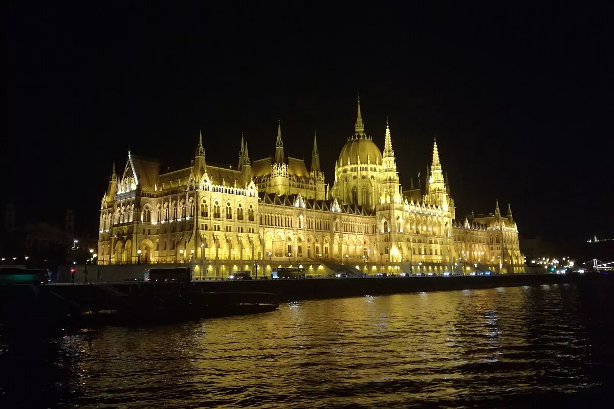 Budapest- Parlamento by night