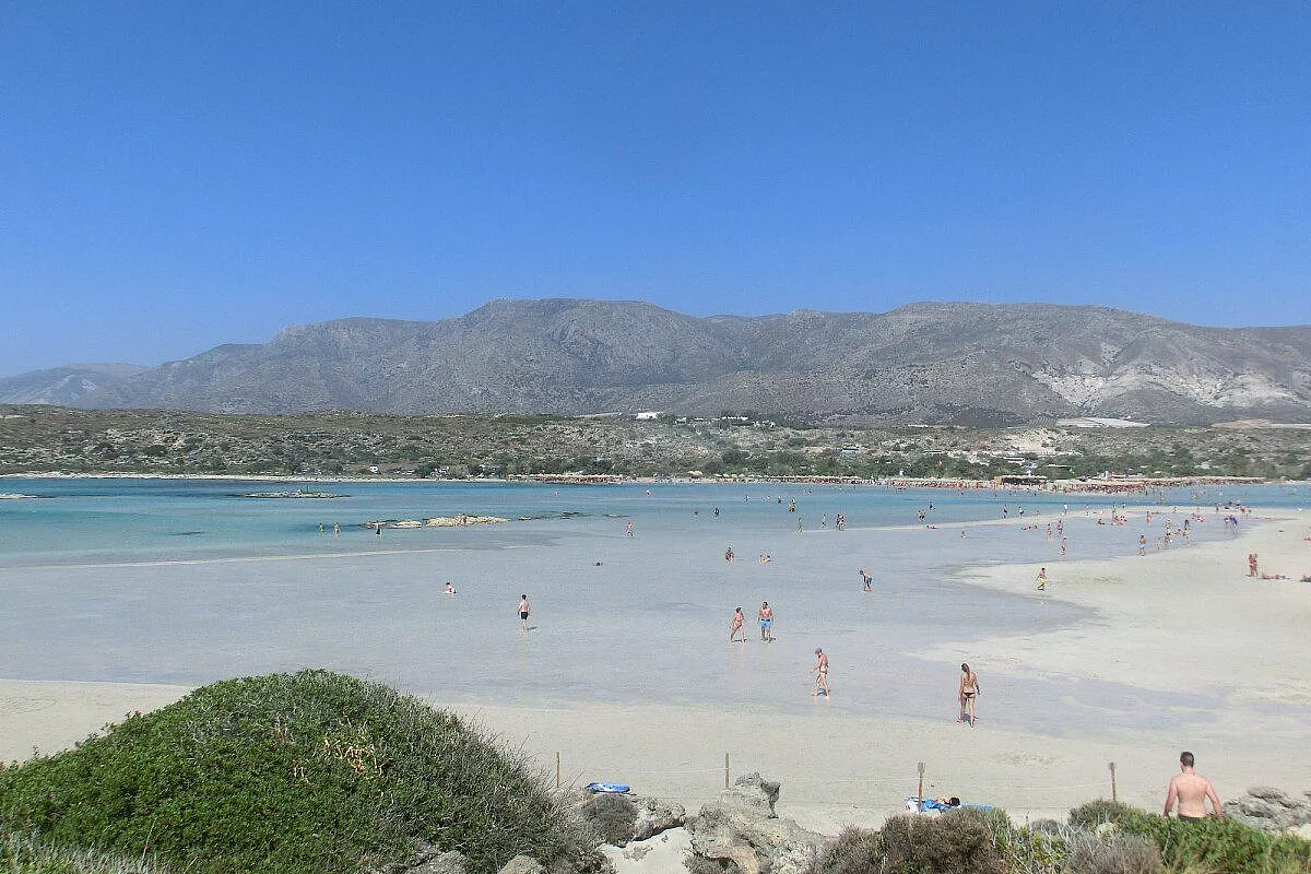 Vista mozzafiato delle incredibili acque cristalline della spiaggia di Elafonissi