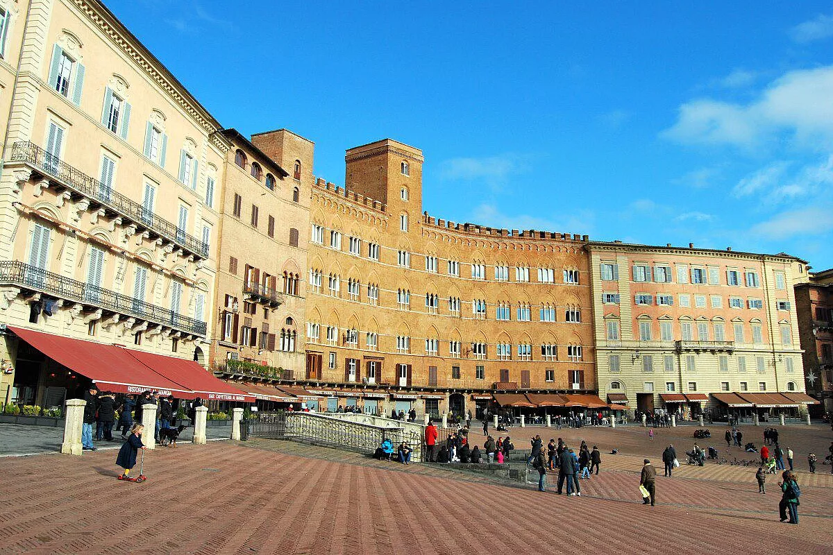 Siena: Veduta della famosa Piazza del Campo