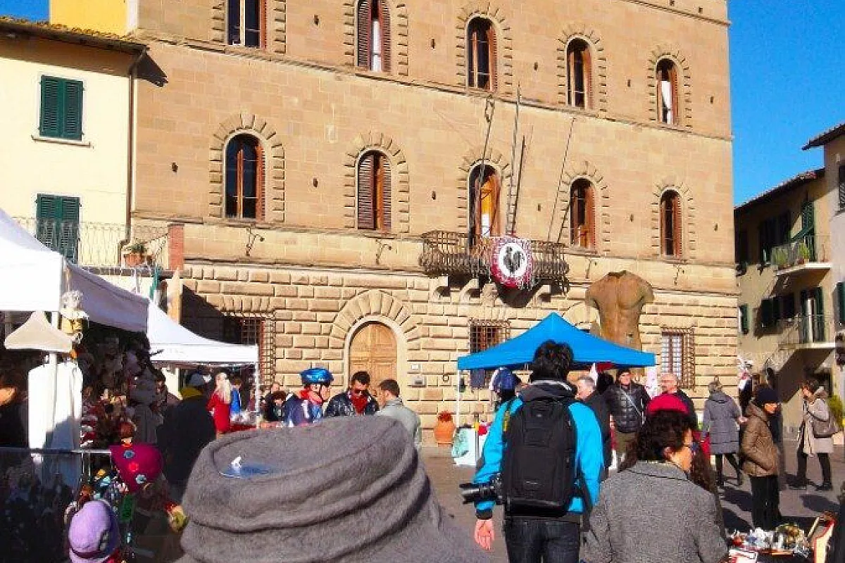 Piazza Matteotti di Greve in Chianti. (Ponte dell’Immacolata nel Chianti Fiorentino)