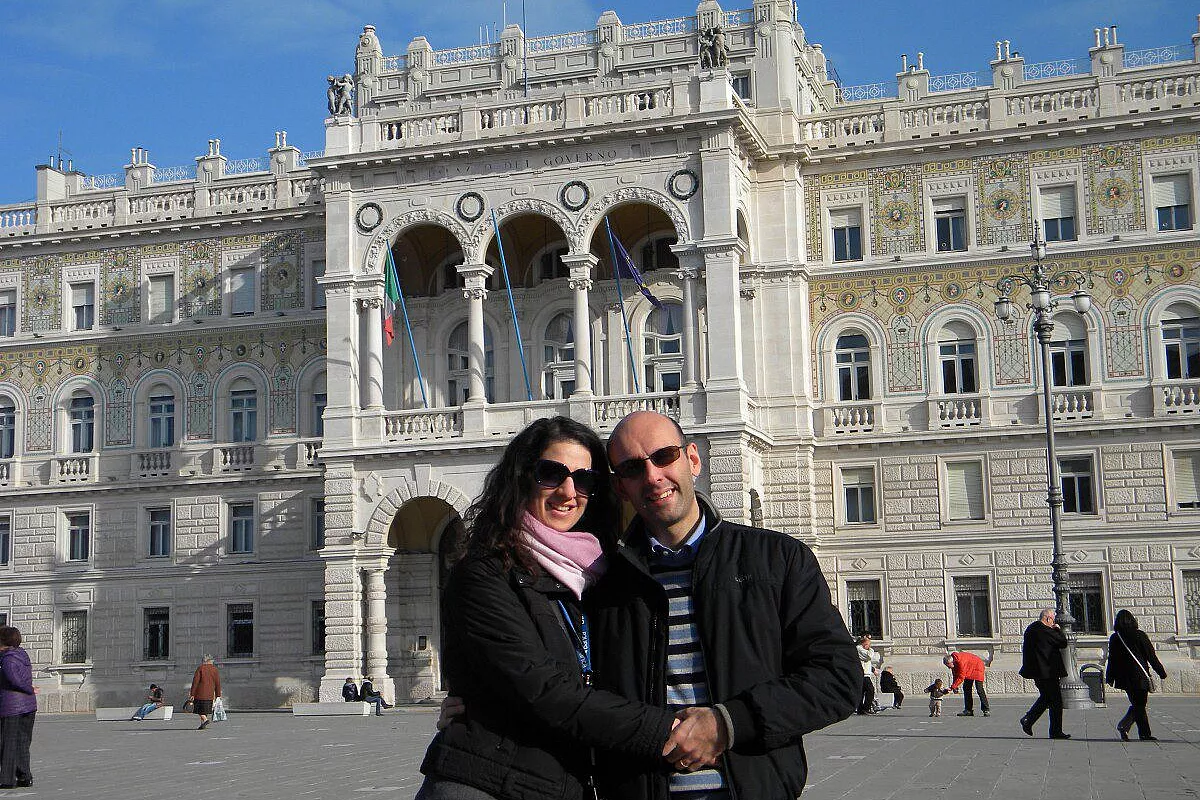 Silvia e Giuliano in piazza Unità d'Italia