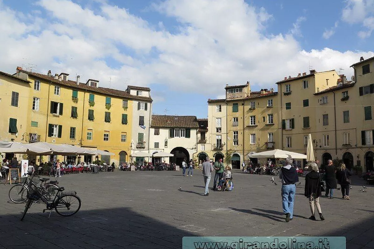Piazza Anfiteatro Lucca