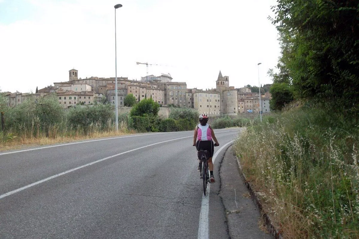 L’arrivo ad Anghiari. Com’è noto ad Anghiari ebbe luogo la famosa battaglia rappresentata in un perduto dipinto di Leonardo da Vinci.