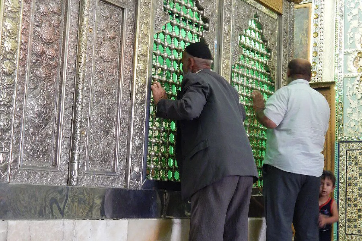 Qazvin: devoti al mausoleo