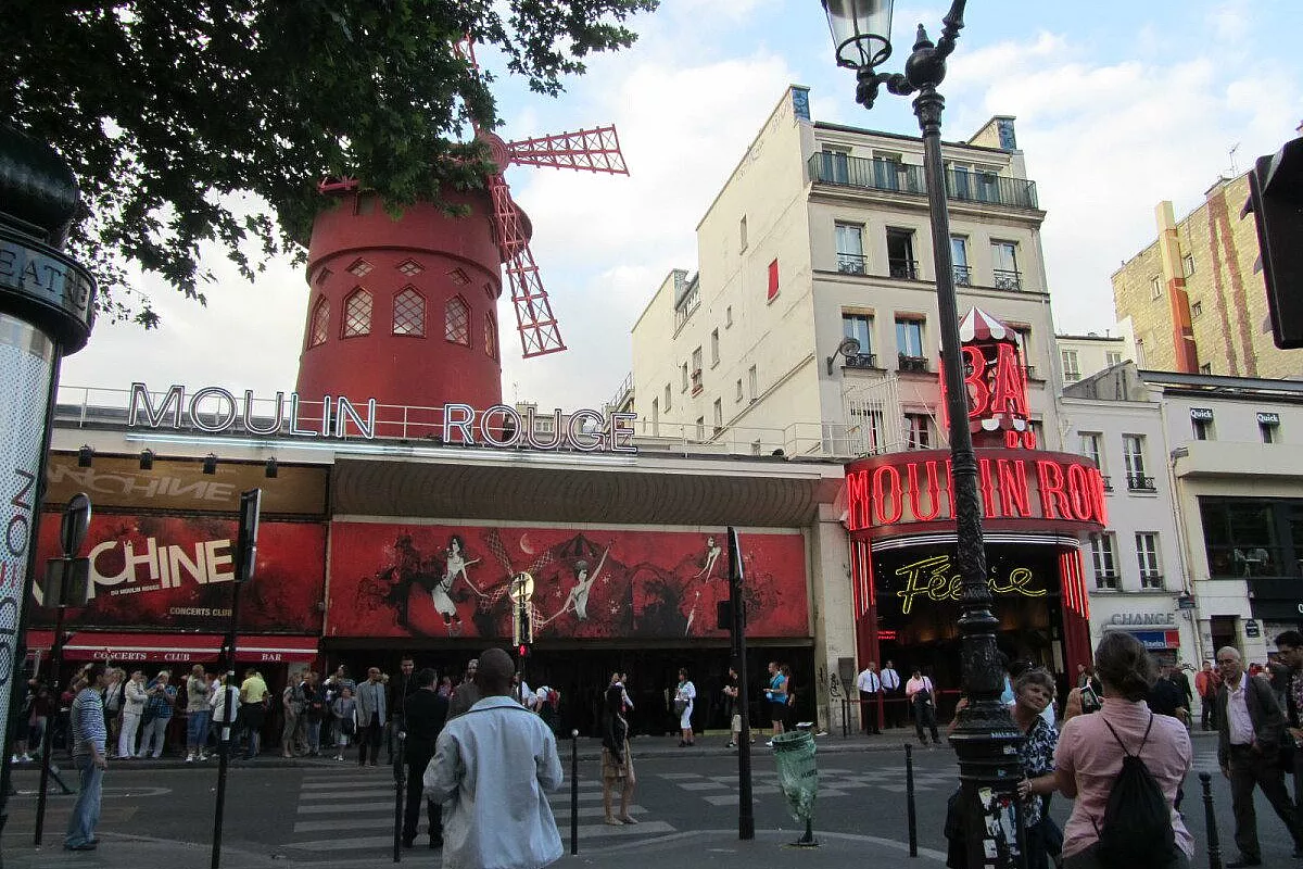 MOULIN ROUGE