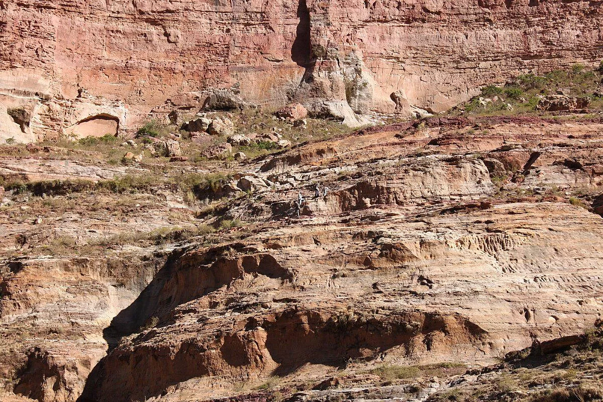 Salita alla chiesa di Mariam Korkor su un ipotetico sentiero scavato nella parete rocciosa