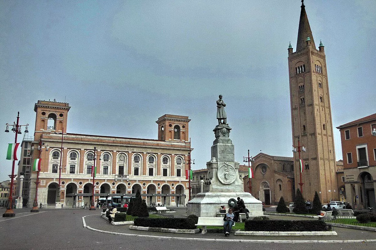 Forlì: la piazza con l'Abbazia