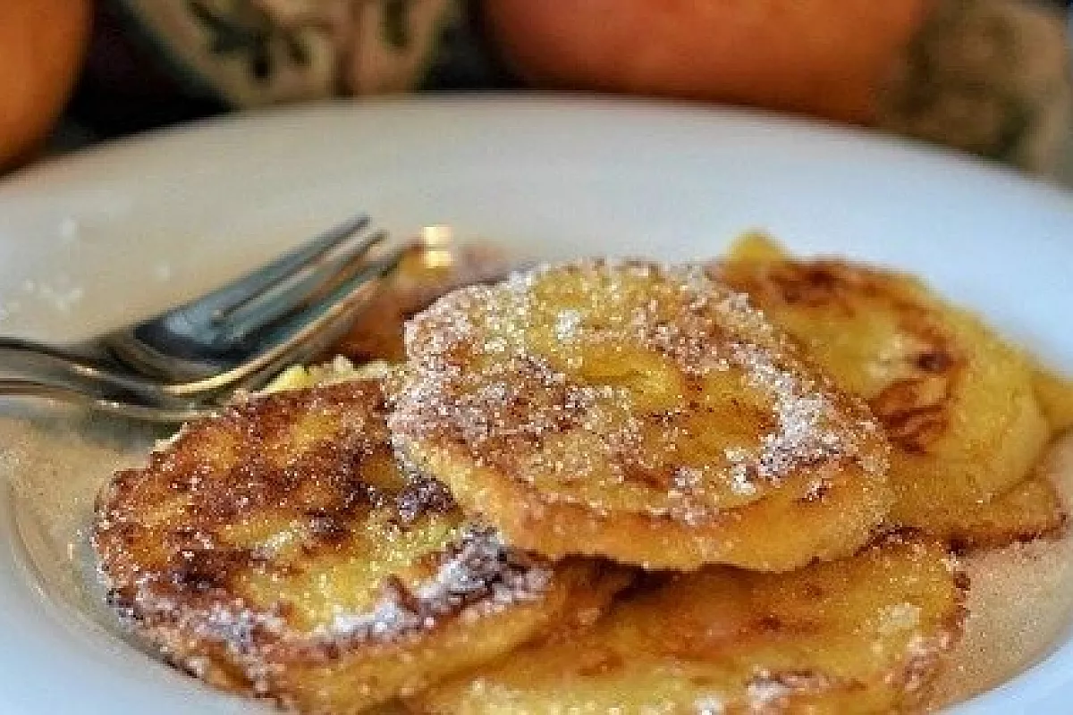 Eierkuchen mit aepfeln