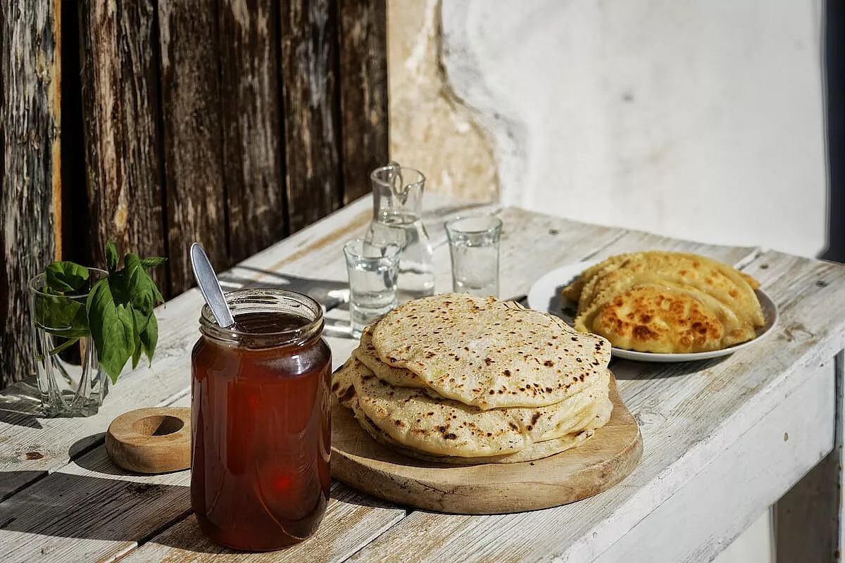 Go local, eat local: prodotti tipici greci per vacanze di qualità