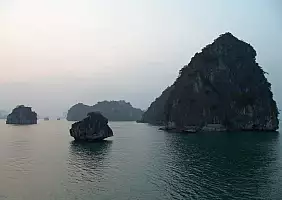 turistipercaso halong-bay-mare-zsk95
