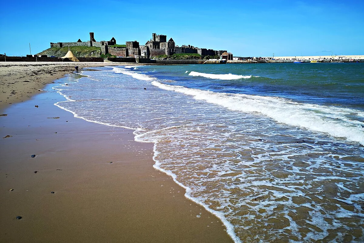 La spiaggia di Peel-Purt Ny Hinshey, con l'Isola di San Patrizio sullo sfondo
