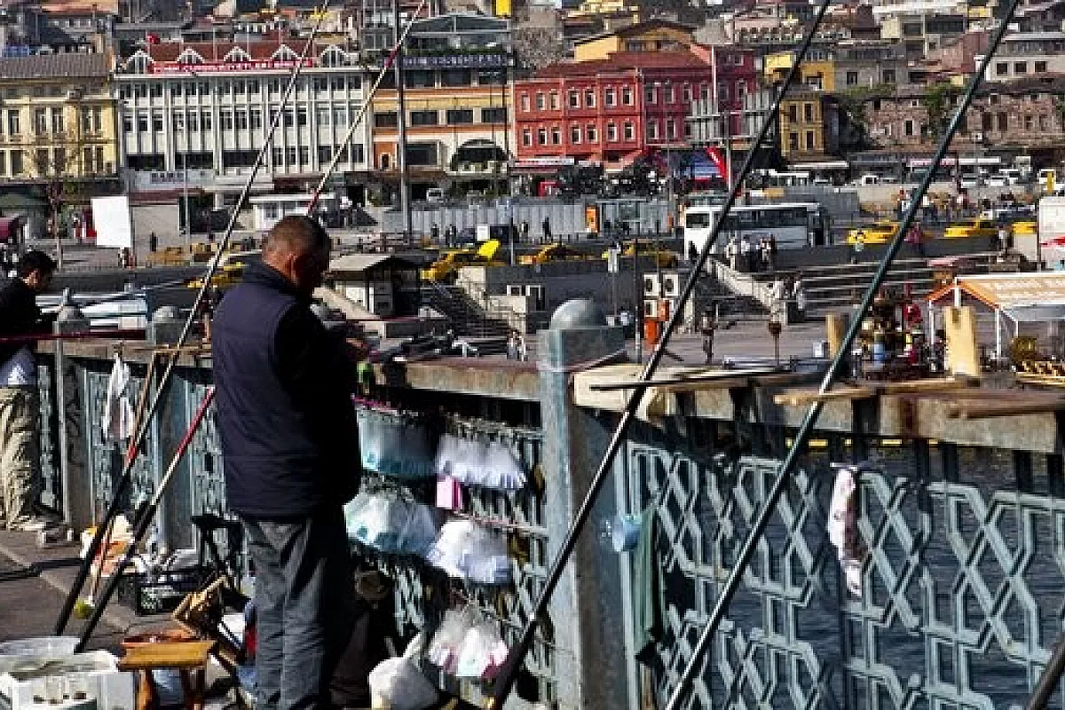 Istanbul: una Parigi che prega in ginocchio e si leva le scarpe