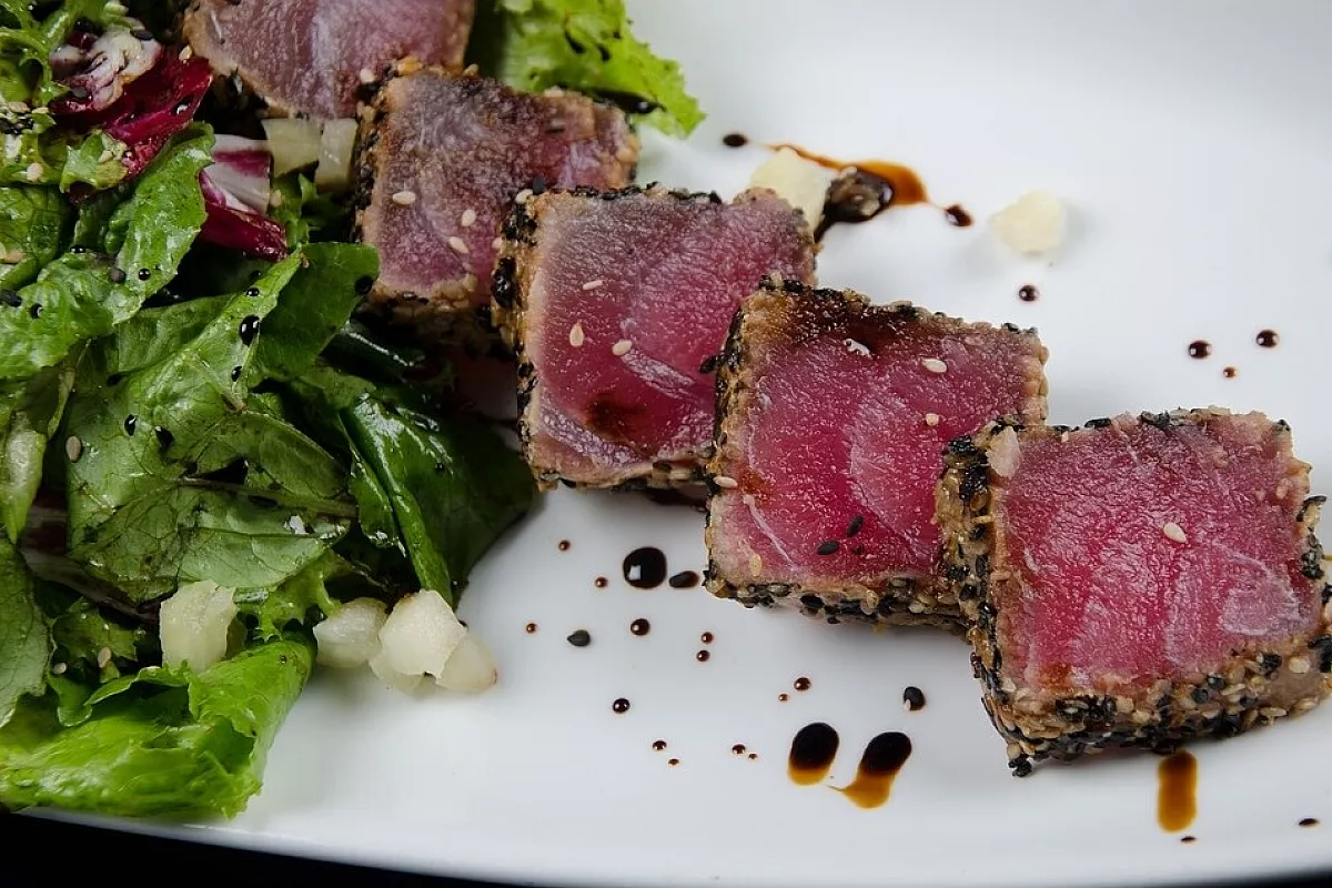 Tonno scottato al finocchietto, arance e aceto balsamico