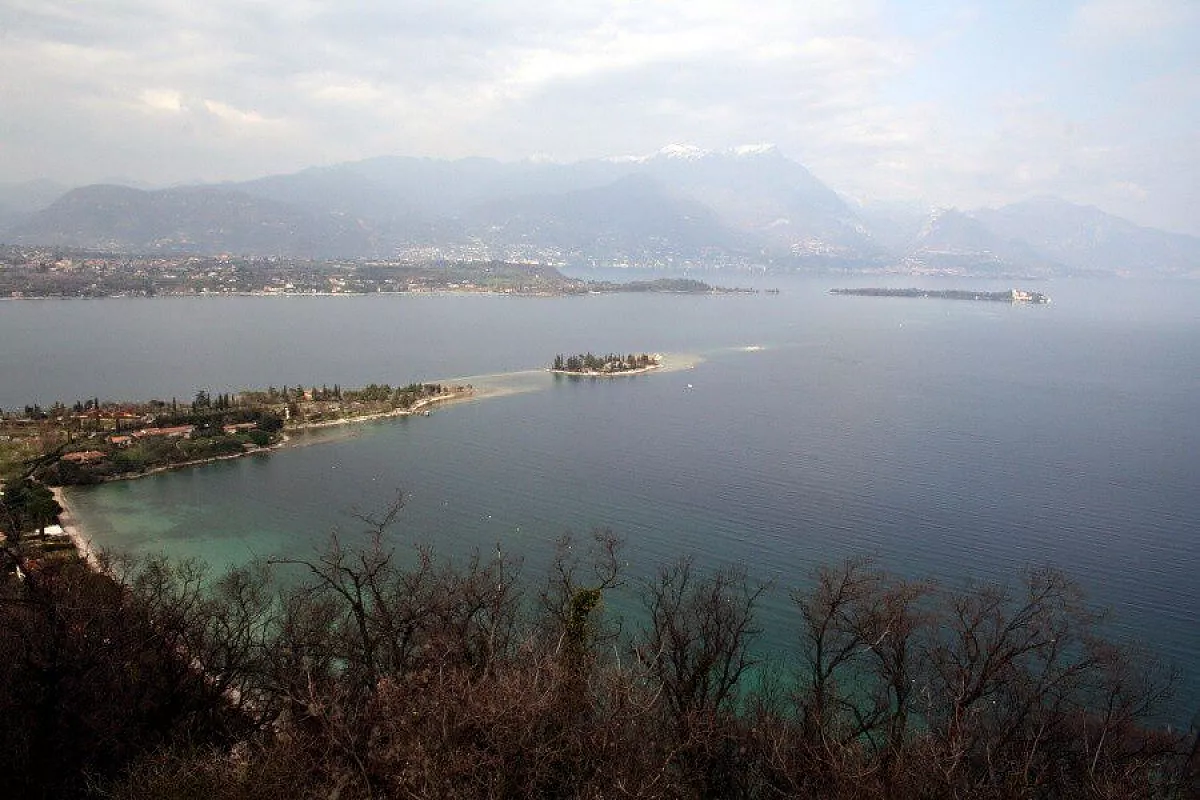 Vista sul lago di Garda dalla Rocca di Manerba