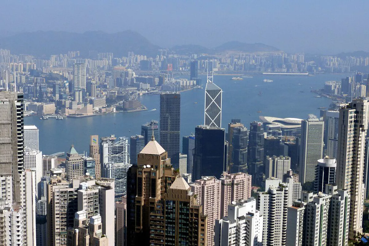 HONG KONG in bilico tra passato e futuro, tra luci e colori
