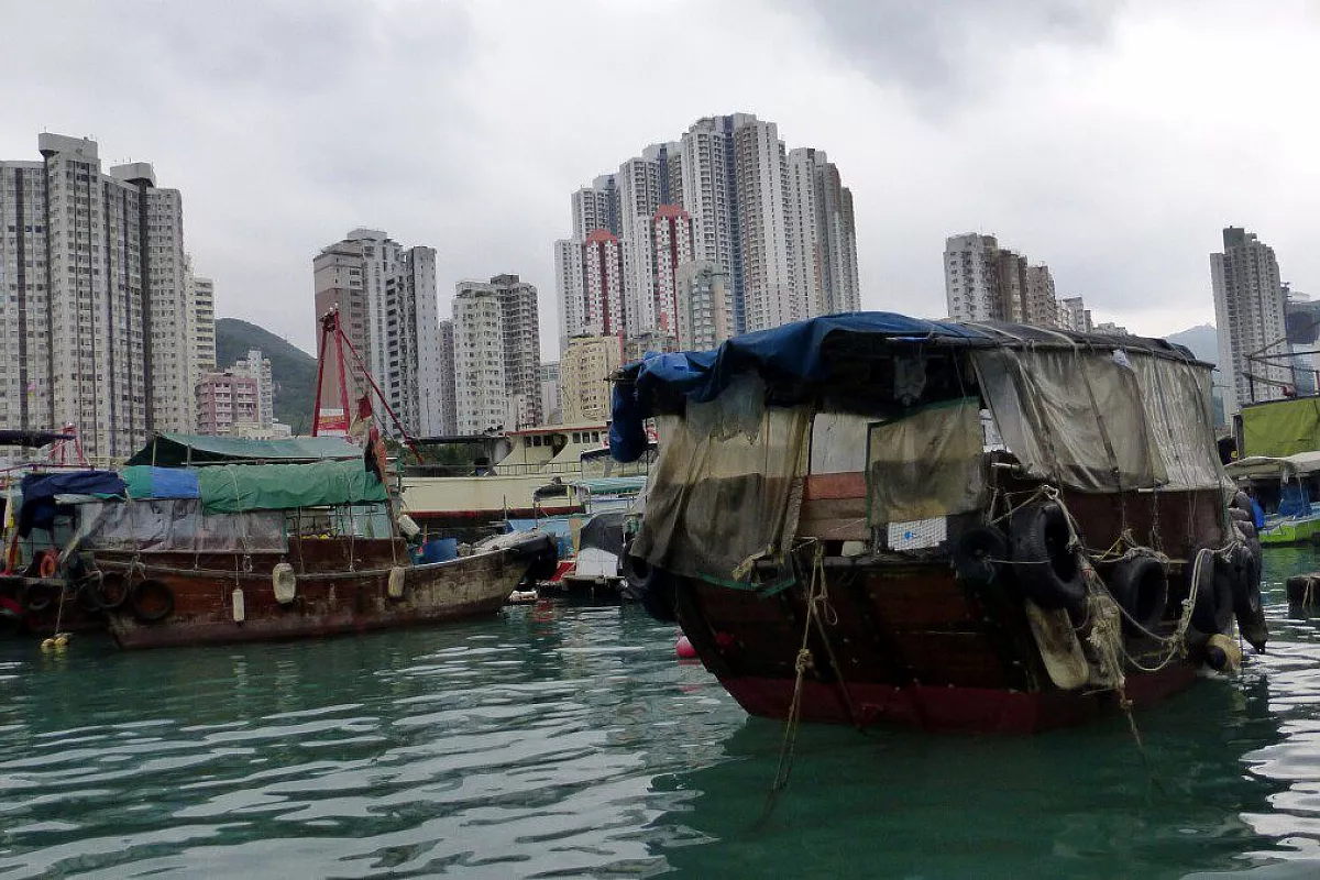 HONG KONG in bilico tra passato e futuro, tra luci e colori