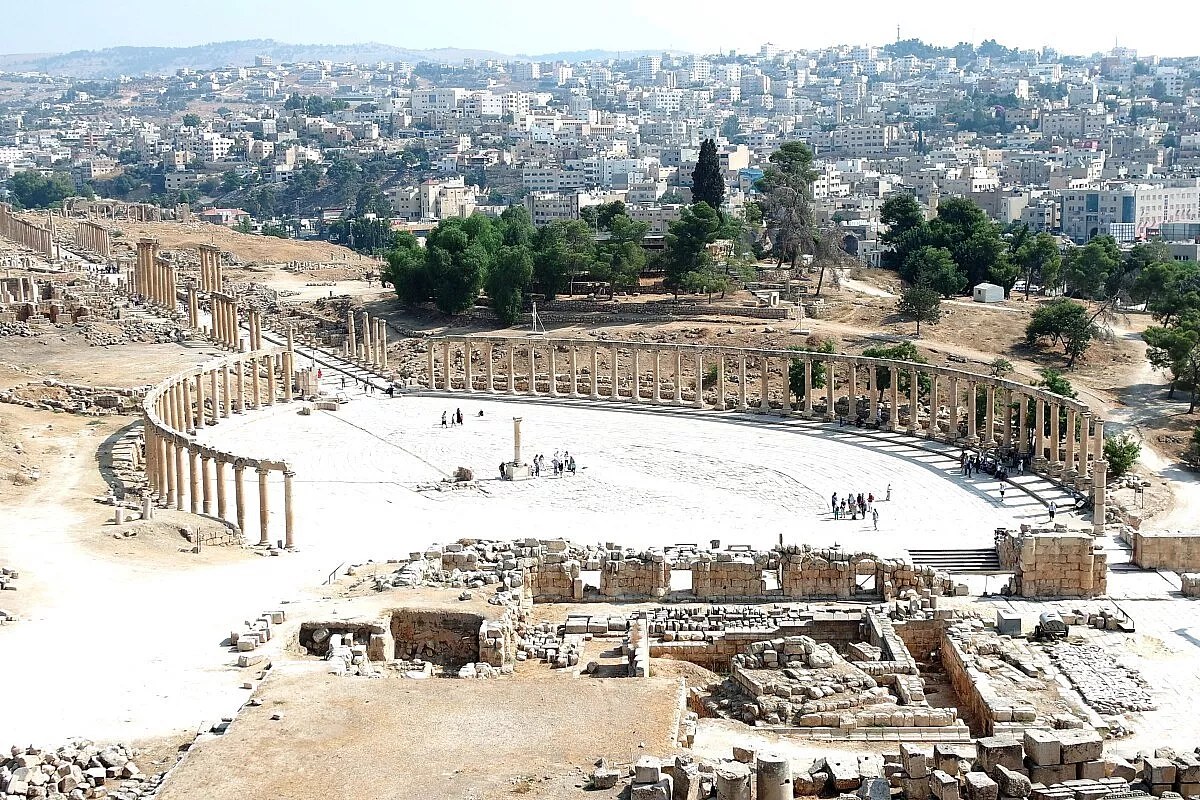 Jerash: il Foro Ovale e il Cardo Massimo