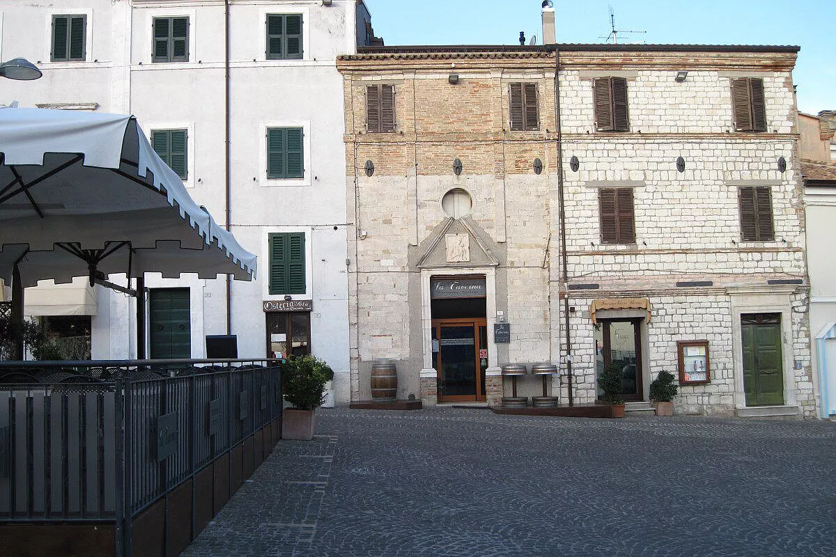 ristorante in piazza sirolo